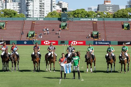 Homenaje por el fallecimiento de Diego Maradona en el encuentro entre La Natividad Monjitas y La Irenita, en Palermo.