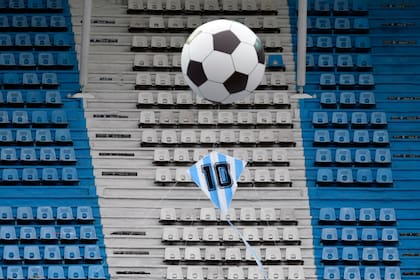 Homenajes a Diego Maradona antes del partido entre Racing Club y Unión de Santa Fe.