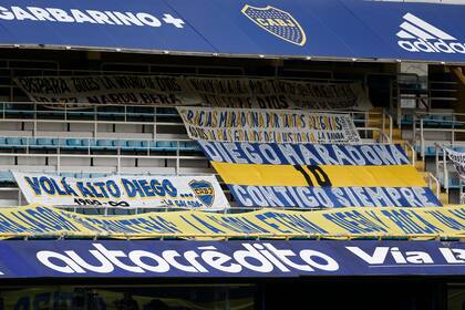 Homenajes a Diego Maradona antes del partido entre Boca Juniors y Newells Old Boys de Rosario.