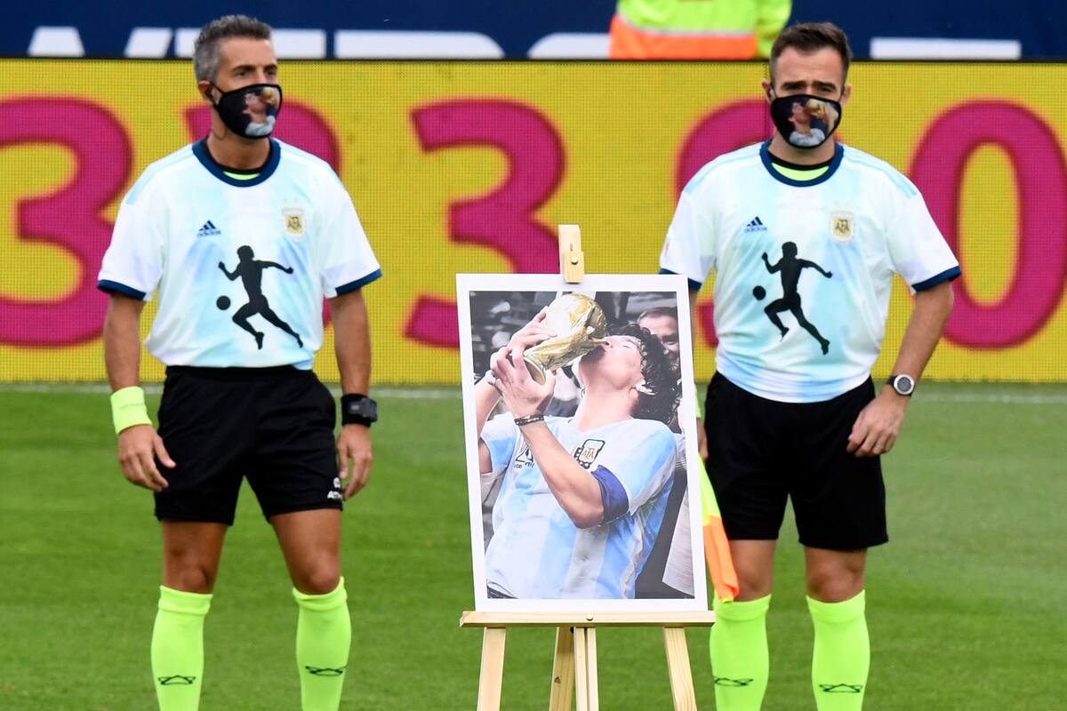 Homenajes a Diego Maradona antes del partido entre Racing Club y Unión de Santa Fe.