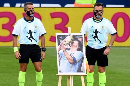 Homenajes a Diego Maradona antes del partido entre Racing Club y Unión de Santa Fe.