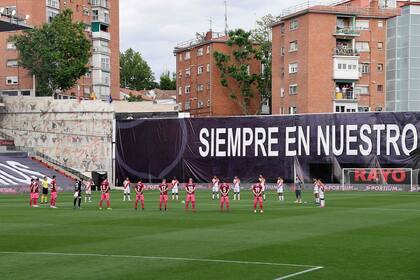 Homenajes a los fallecidos por coronavirus antes de Rayo Vallecano-Albacete, en el regreso del fútbol español
