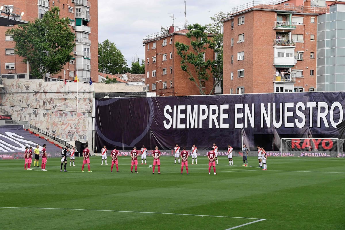 Homenajes a los fallecidos por coronavirus antes de Rayo Vallecano-Albacete, en el regreso del fútbol español
