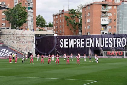 Homenajes a los fallecidos por coronavirus antes de Rayo Vallecano-Albacete, en el regreso del fútbol español