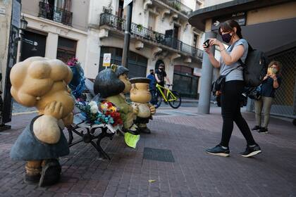 En San Telmo, muy cerca de donde vivía Quino, la figura de Mafalda se convirtió en un lugar ineludible para los fanáticos que desean homenajearla