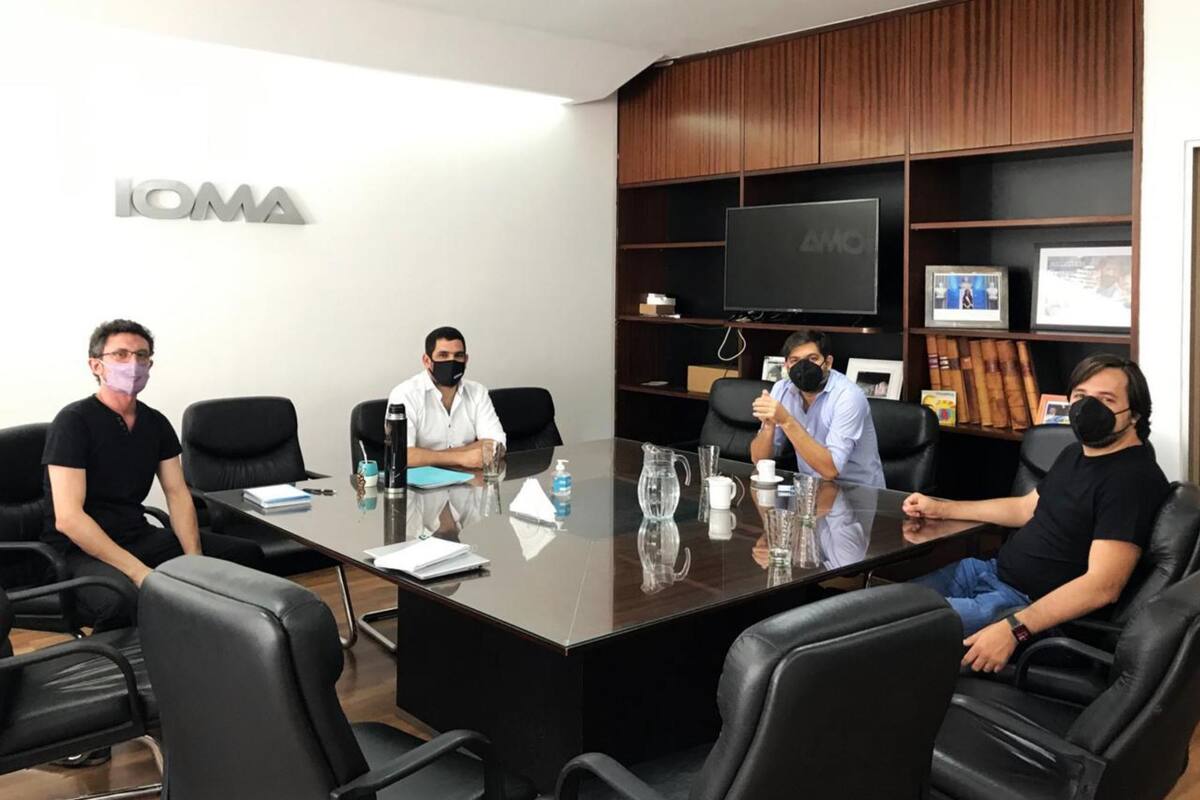 Homero Giles, titular del IOMA, junto al viceministro de salud bonaerense, Nicolás Kreplak, y el jefe de gabinete bonarense, Carlos Bianco