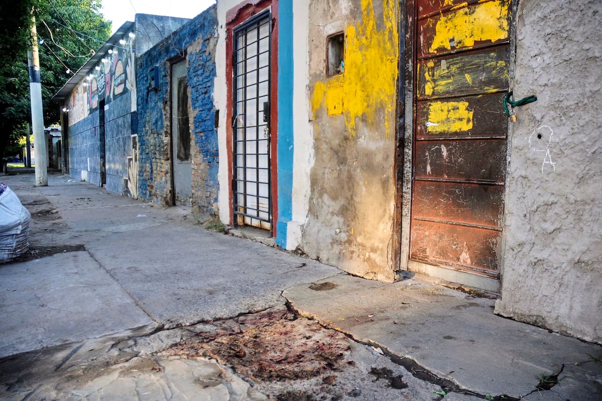 Homicidio en Esmeralda 1900, en el barrio de República de la sexta, Rosario, en la Provincia de Santa Fé.
Mataron a dos mujeres e hirieron a otra en una balacera ocurrida en horas de la noche.