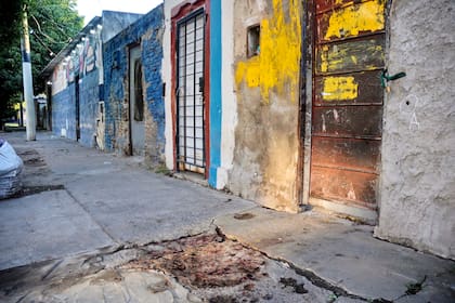 Homicidio en Esmeralda 1900, en el barrio de República de la sexta, Rosario, en la Provincia de Santa Fé.
Mataron a dos mujeres e hirieron a otra en una balacera ocurrida en horas de la noche.