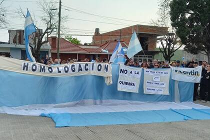 "Homologación", "No a la quiebra", fueron algunos de los mensajes que alzaron en los carteles los trabajadores
