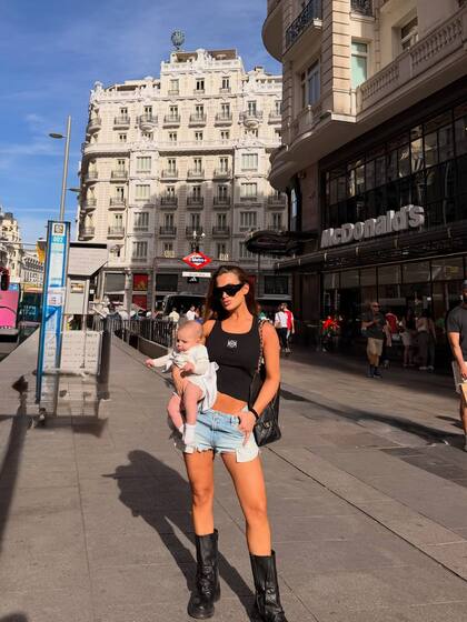 Homs deslumbró con un look urbano compuesto por un minishort de jean, botas negras y un exclusivo bolso Chanel (Foto: Instagram/@camihoms)