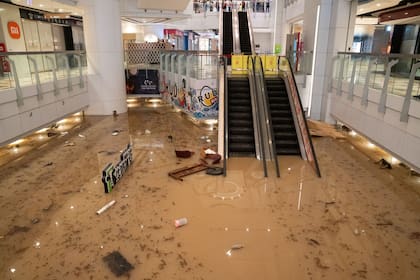 Inundanciones en un centro comercial en Hong Kong
