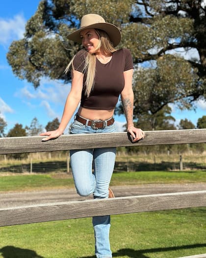 Honey es una famosa modelo australiana reconocida por subir videos en OnlyFans vestida como campesina