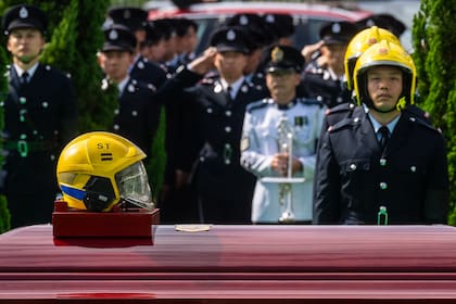 Hong Kong llora la muerte de bombero en el incendio más mortal en décadas
