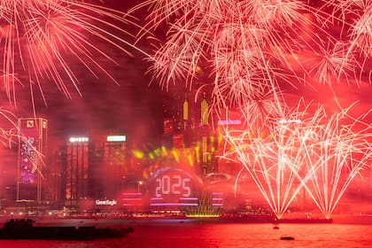 Hong Kong recibe 2026 sin fuegos artificiales tras el incendio más mortal en décadas