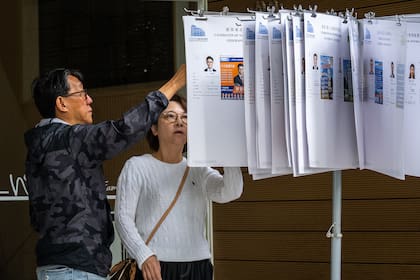 Hong Kong vota en elecciones legislativas tras un incendio mortal