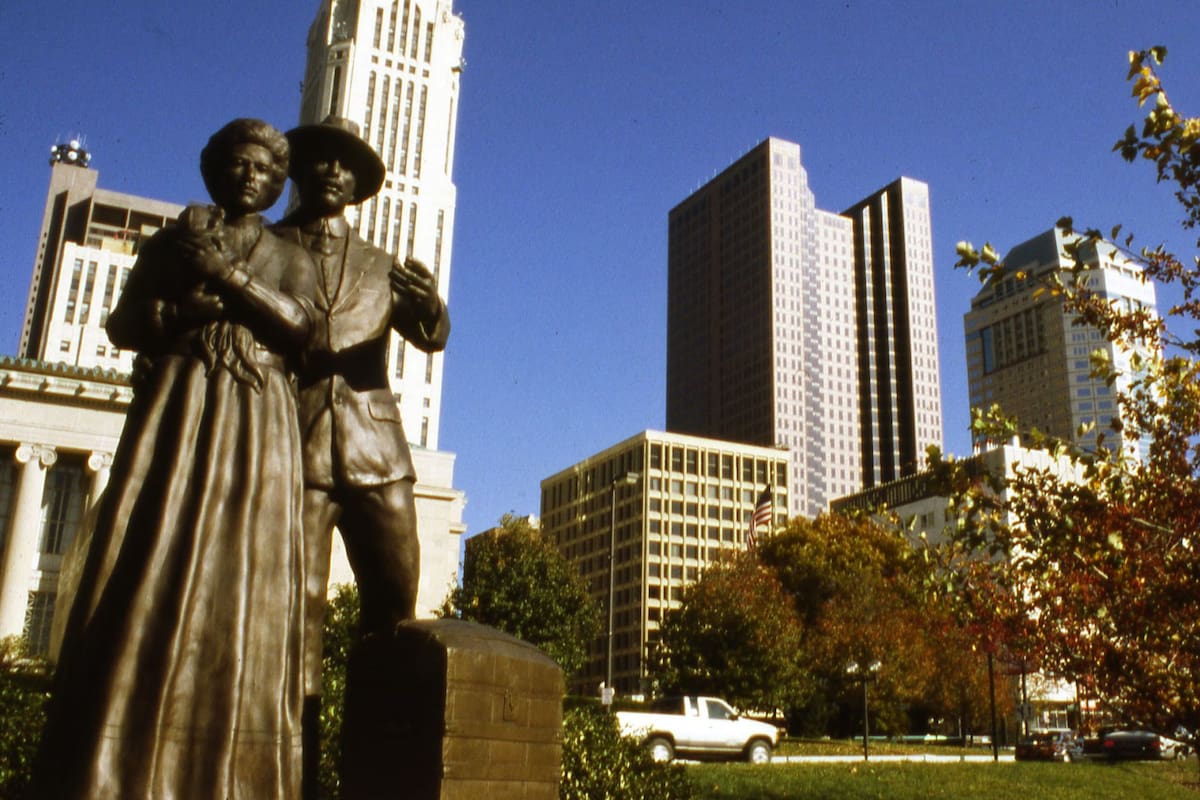 Honor the Immigrants es una estatua situada en Columbus, Ohio. Foto: Columbus Metropolitan Library, Wikimedia Commons