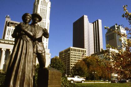 Honor the Immigrants es una estatua situada en Columbus, Ohio. Foto: Columbus Metropolitan Library, Wikimedia Commons