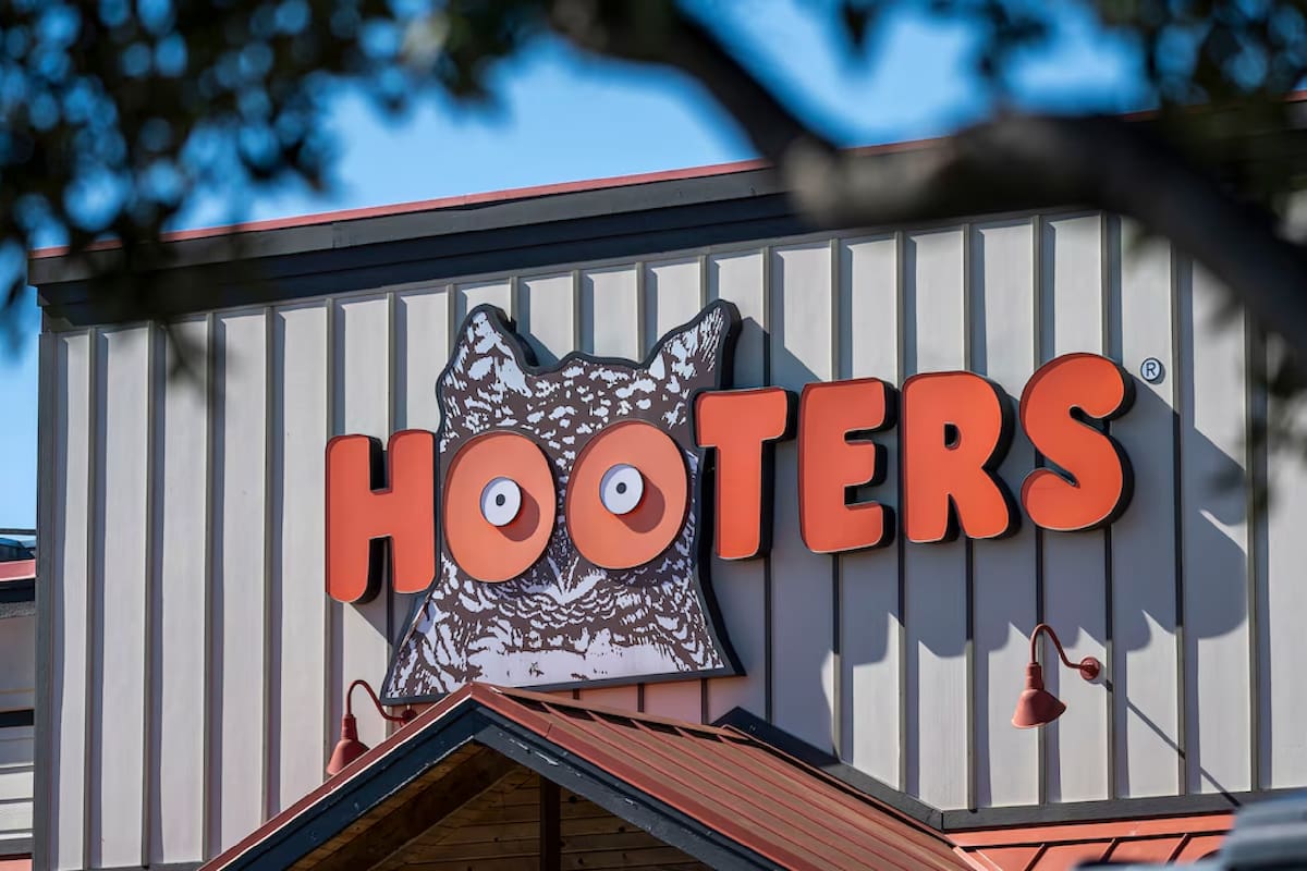 Hooters inauguró un nuevo local en The Villages, una de las comunidades más grandes para jubilados de Estados Unidos