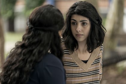 Hope junto a su hermana Iris salen al exterior en busca de respuestas