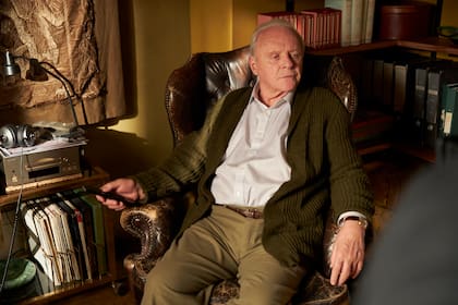 Hopkins interpreta en El padre a un hombre que empieza dudar de su historia y hasta de su realidad a causa del Alzheimer; la obra teatral de Florian Zeller fue representada en nuestro país en 2016 por Pepe Soriano y Carola Reyna, dirigidos por Daniel Veronese