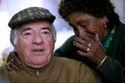 Hora 16. Después de una reunión partidaria, una señora?se acerca y le canta una copla al oído
