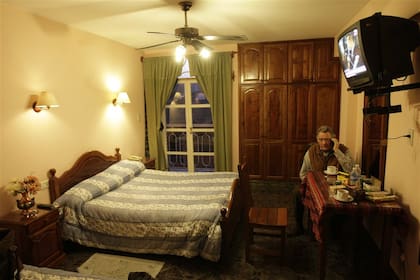 Hora 2. Recién llegado a Santa María, se instala en el mejor hotel disponible y prende la TV para ver qué pasa en Buenos Aires