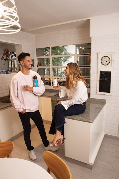Hora del mate en la cocina de la casa familiar.
