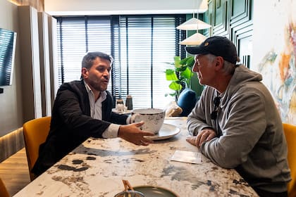Horacio Cabak junto a Martín Cabral, de Concepto Design Center, en el departamento que su firma ambientó en Experiencia Living junto con la arquitecta Alejandra Roteta.