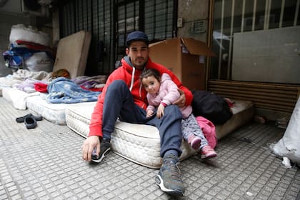 Horacio es cartonero y aunque tiene hogar en Ezeiza, duerme en las calles porteñas para poder trabajar
