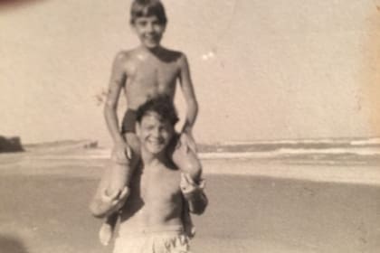 Horacio Ferrer y Daniel Piazzolla en Mar del Plata, en 1956