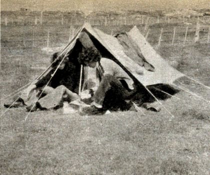Horacio Jorge Alonso y Eduardo Jorge Jardón, en su pequeña carpa en Puerto Argentino, durante sus vacaciones de enero de 1973