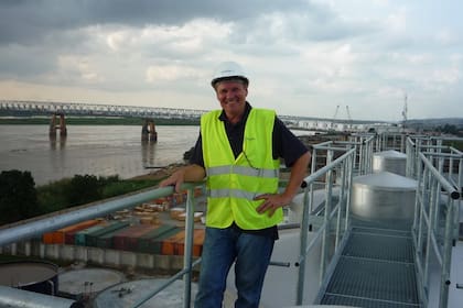 Horacio Maier en Nigeria, con el río Niger a sus espaldas