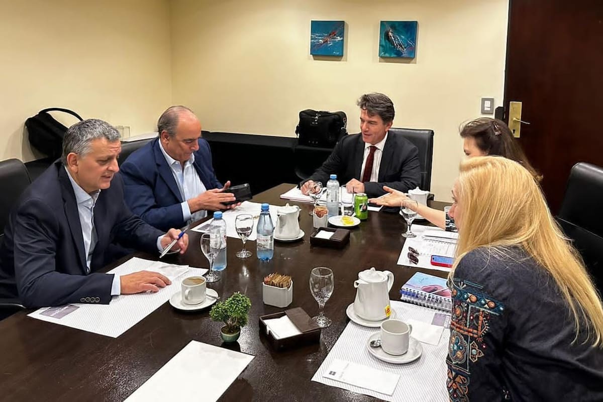 Horacio Marin, futuro presidente y CEO de YPF, junto con el equipo de La Libertad Avanza (LLA): Nicolás Posse, jefe de Gabinete; Guillermo Francos, ministro del Interior; Diana Mondino, Canciller, y Karina Milei, la hermana del presidente electo.