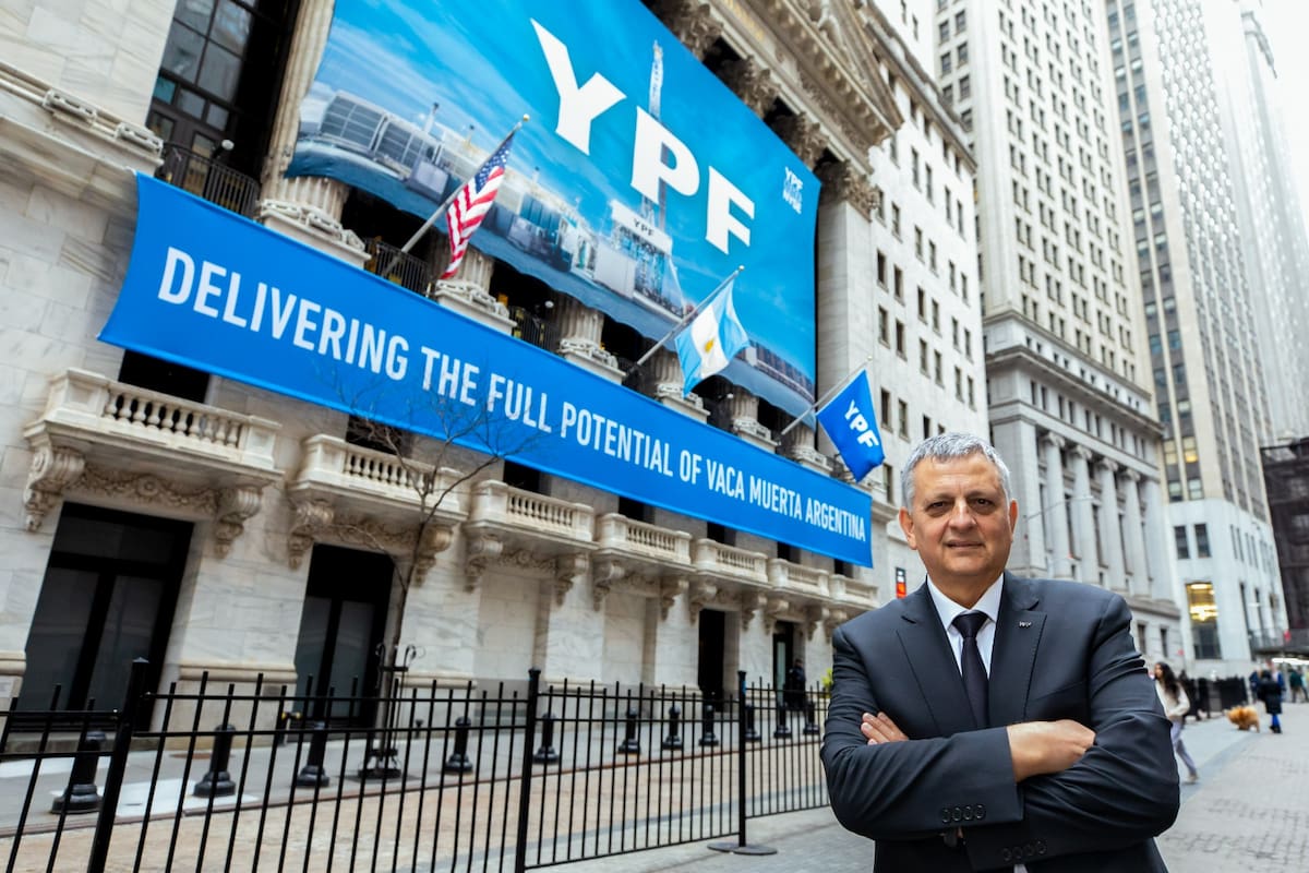 Horacio Marín, presidente y CEO de YPF, frente a la Bolsa de Nueva York (NYSE) en Wall Street
