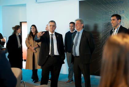 Horacio Marín y Daniel Herrero recorriendo la refinería de YPF.