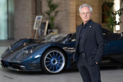 Horacio Pagani, una figura emblemática que continúa sorprendiendo al universo automotor con creaciones que combinan ingeniería, diseño y arte
