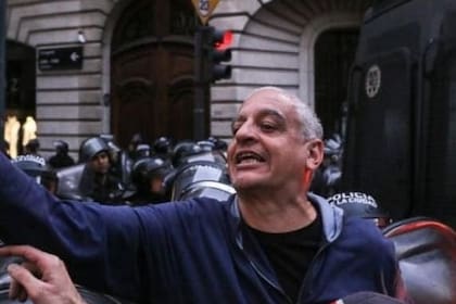 Horacio Pietragalla Corti, secretario de Derechos Humanos, en una protesta frente al departamento de Cristina Kirchner