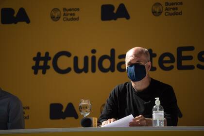 Horacio Rodríguez Larreta, con barbijo, durante el anuncio de hoy sobre las medidas de prevención para los adultos mayores