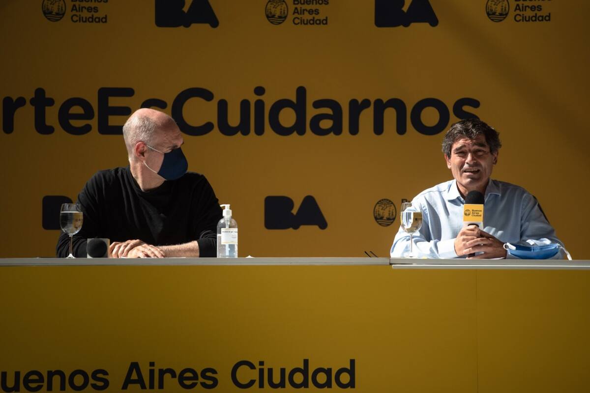 Horacio Rodríguez Larreta, con barbijo, y e ministro de Salud de la ciudad, Fernán Quirós, durante el anuncio de hoy sobre las medidas de prevención para los adultos mayores