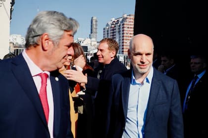 Horacio Rodríguez Larreta con Nicolás Pino, presidente de la SRA, atrás, Diego Santilli