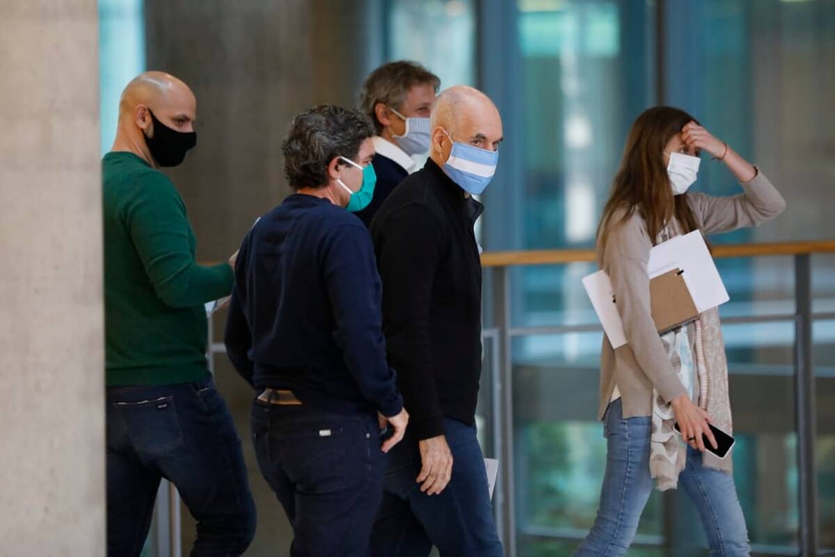 Horacio Rodriguez Larreta deja la conferencia de prensa.