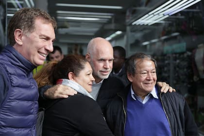 Horacio Rodríguez Larreta durante la recorrida por La Matanza, junto a Diego Santilli y Toty Flores