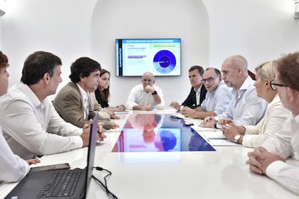 Horacio Rodríguez Larreta, durante una reunión junto a Hernán Lacunza y el resto de su equipo económico