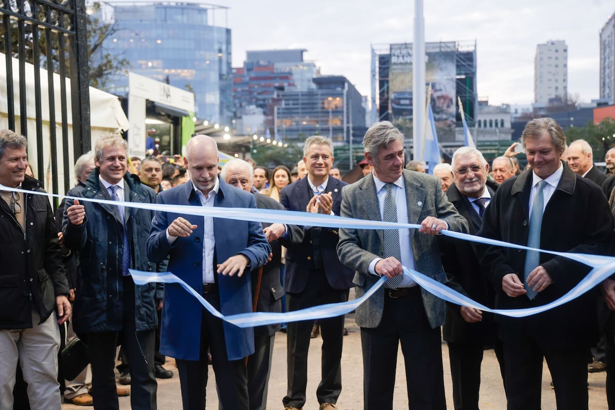 Horacio Rodríguez Larreta, jefe de Gobierno porteño, en el corte de cintas con Nicolás Pino, presidente de la Rural, y su vicepresidente, Marcos Pereda