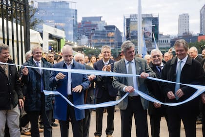 Horacio Rodríguez Larreta, jefe de Gobierno porteño, en el corte de cintas con Nicolás Pino, presidente de la Rural, y su vicepresidente, Marcos Pereda
