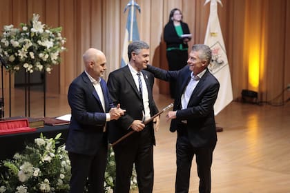 Horacio Rodríguez Larreta le entrega el bastón de mando a Jorge Macri junto a su predecesor, Mauricio Macri
