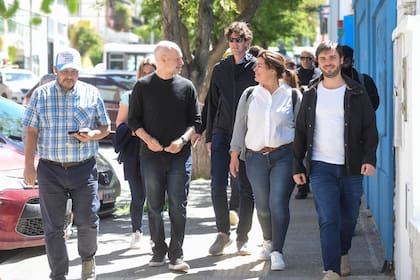 Horacio Rodríguez Larreta, Martín Lousteau, Ana Clara Romero e Ignacio Torres, durante una recorrida por Comodoro Rivadavia