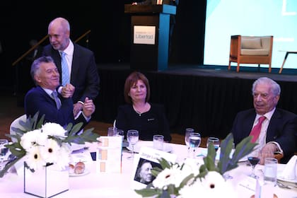 Horacio Rodríguez Larreta saluda a Mauricio Macri en la mesa principal de la cena anual de la Fundación Libertad
