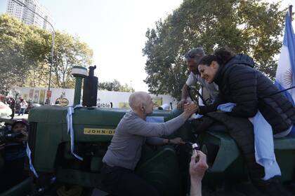 Horacio Rodríguez Larreta saluda a unos participantes de la marcha del campo