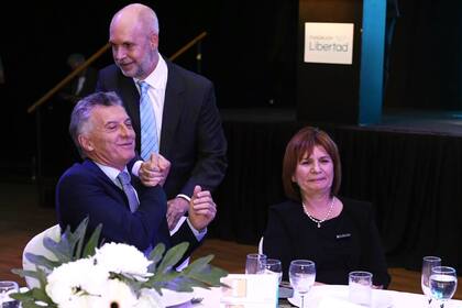 Horacio Rodríguez Larreta saludó a Mauricio Macri en la mesa que compartieron con Patricia Bullrich en una cena de la Fundación Libertad en abril